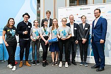 Moderator Ben (2. v. li.), Parlamentarischer Staatssekretär Florian Pronold (re.), Mathias Klaubert (Lehrer) und Schüler des Hildegardis-Gymnasium Kempten, Dr. Hans-Jörg Barth Vertreter des Paten Energie- und Umweltzentrum Allgäu, Tanja Loitz (co2online, li.)