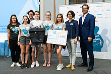 Sonderpreis: Christliche Schule Dresden (Sachsen) Tanja Loitz (co2online, li.), Lehrerin und SchülerInnen der Christlichen Schule Dresden, Parlamentarischer Staatssekretär Florian Pronold (re.), Moderator Ben (3. v. li.).