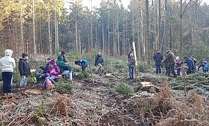 Zahlreiche Schüler*innen der GGS Neunkirchen helfen im Wald mit und pflanzen Bäume Zahlreiche Schüler*innen der GGS Neunkirchen helfen im Wald mit und pflanzen Bäume