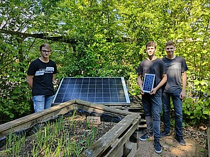 Drei Schüler des Gymnasiums an der Wolfskuhle zeigen ihre PV-Module Drei Schüler des Gymnasiums an der Wolfskuhle zeigen ihre PV-Module