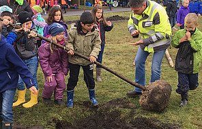 Energie-Manager*innen Schüler*innen der Stadtschule Bad Oldesloe pflanzen Bäume.