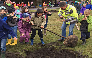 Schüler*innen der Stadtschule Bad Oldesloe pflanzen Bäume.