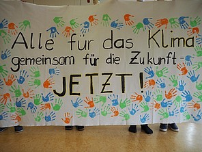 Ein selbst entworfenes Plakat mit der Aufschrift: Alle für das Klima, gemeinsam für die Zukunft - jetzt!