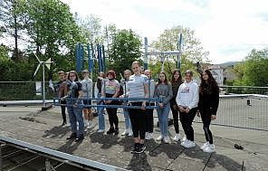 Die Praktiker*innen aus Hessen Das Projektteam posiert mit selbst gebauten Windrädern auf dem Schuldach