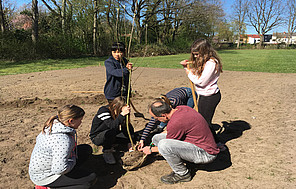 Albert-Einstein-Oberschüler*innen bei Pflanzaktion.
