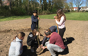 Oberschüler*innen pflanzen Bäume an der Albert-Einstein-Oberschule Albert-Einstein-Oberschüler*innen bei Pflanzaktion.