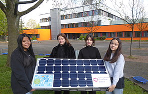 Ingeborg-Drewitz-Gesamtschule Gladbeck Schüler*innen mit Solar-Panel vor Schulgebäude in Gladbeck.