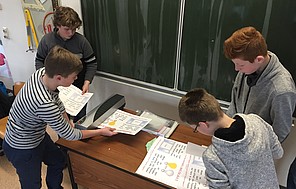 Die Meteorolog*innen Schüler*innen stellen erstellen Schaubilder zur den Energie-Verbrauchsdaten und Testergebnissen an der Schule.