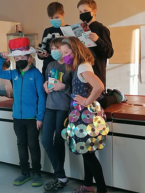 Schüler*innen machen durch Upcycling-Mode auf Ressourcenverschwendung aufmerksam Schüler*innen machen durch Upcycling-Mode auf Ressourcenverschwendung aufmerksam