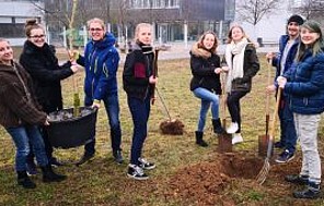 Die Influencer*innen aus Nürtingen Schüler*innen der Fritz-Ruoff-Schule pflanzen einen Baum