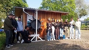 Schüler*innen des Projektteams Wasser posieren vor einem selbst gebauten Wasserrad Schüler*innen des Projektteams Wasser posieren vor einem selbst gebauten Wasserrad