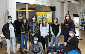 Schüler*innen stehen vor der Gesamtschule IGS Nordend in Frankfurt am Main.