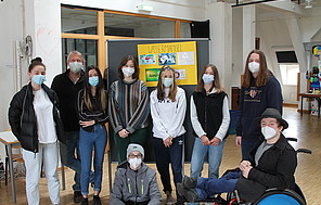 CO2-Vermeider*innen aus Frankfurt am Main Schüler*innen stehen vor der Gesamtschule IGS Nordend in Frankfurt am Main.