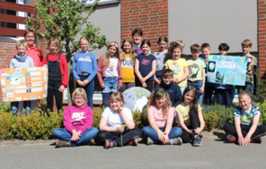 Die Aufklärer*innen aus Niedersachsen Die Schüler*innen der Schule am Wingster Wald zeigen ihre selbst gestalteten Klimaschutz-Plakate