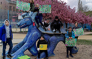 Schule am Falkplatz in Berlin Grundschüler*innen halten ihr Brettspiel Espaspi, ein Energiesparspiel in der Hand.