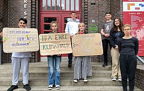 Die Visionär*innen aus Hamburg Schüler*innen der Ida Ehre Schule halten selbst gemachte Klimaschutz-Plakate in die Kamera