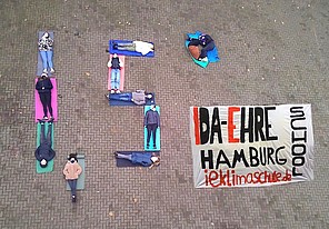 Schüler*innen der Ida Ehre Schule bilden mit ihren Körpern auf dem Schulhof das Wort: 1,5° Schüler*innen der Ida Ehre Schule bilden mit ihren Körpern auf dem Schulhof das Wort: 1,5°