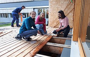 Schülerinnen beim Bau des Passivhauses für den Schulgarten.