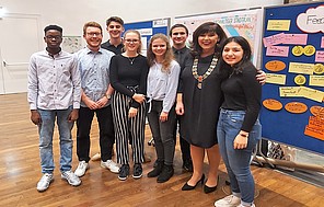 Die Stadtplaner*innen des Gymnasiums mit der Oberbürgermeisterin Steinruck in Ludwigshafen am Rhein.