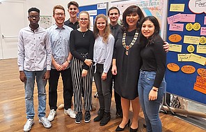 Die Stadtplaner*innen Die Stadtplaner*innen des Gymnasiums mit der Oberbürgermeisterin Steinruck in Ludwigshafen am Rhein.