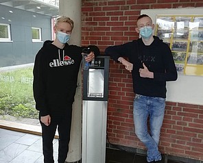 Schüler und Trinkwasseranlage Schüler mit Trinkwasseranlage der Albert-Einstein-Oberschule