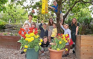 Die Netzwerker*innen aus Thüringen Schüler*innen und Lehrerinnen der Evangelischen Johannesschule posieren im Schulgarten