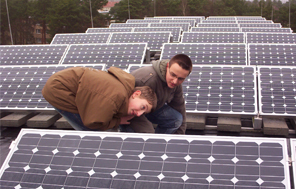 Schüler*innen an der schuleigenen Photovoltaikanlage