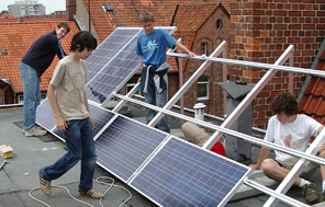 Solaranlage auf dem Dach der Schule